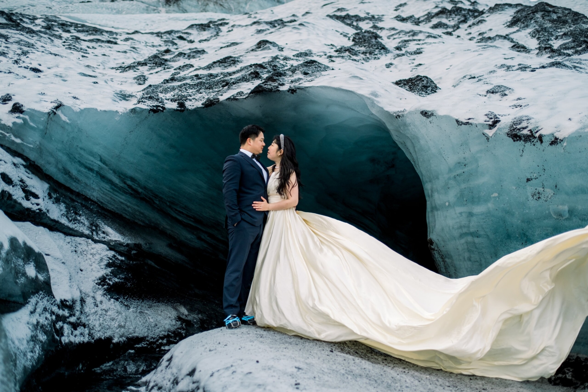 Lisa-Digiglio-Iceland-Elopement-Katla-Ice-Cave-5-min