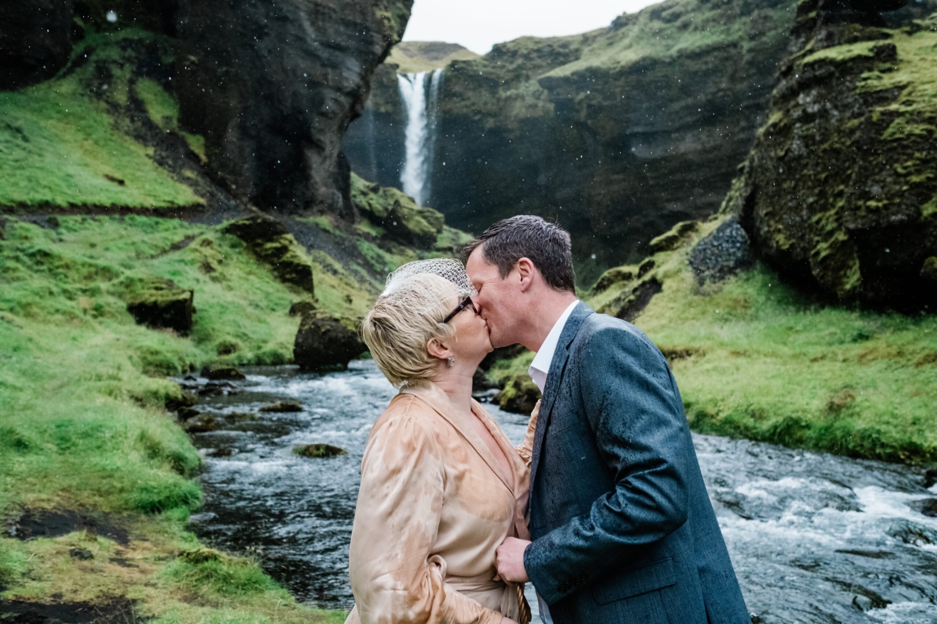 Lisa-Digiglio-Iceland-Rainy-Elopement-Kvernufoss-min