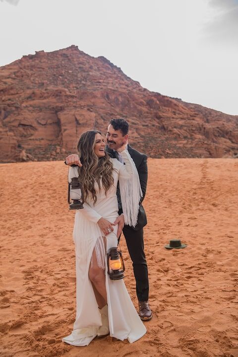 elopement-with-lanters-out-west-elopements